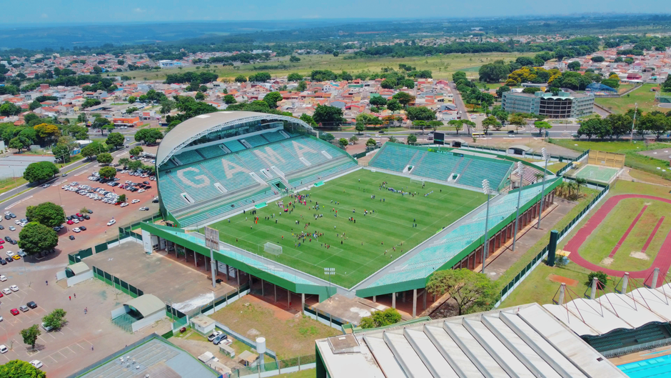 Aerial photo of Estádio Bezerrão, Brasília, showcasing green field and grandstands.