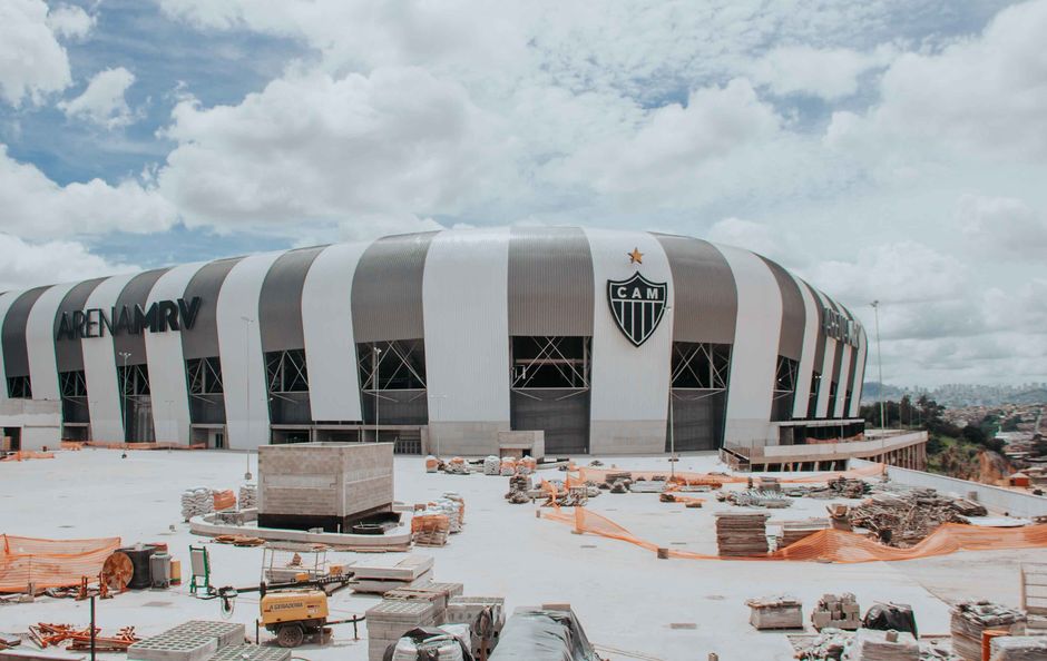 Aerial view of the Arena MRV stadium in Belo Horizonte under construction, showcasing modern architecture.